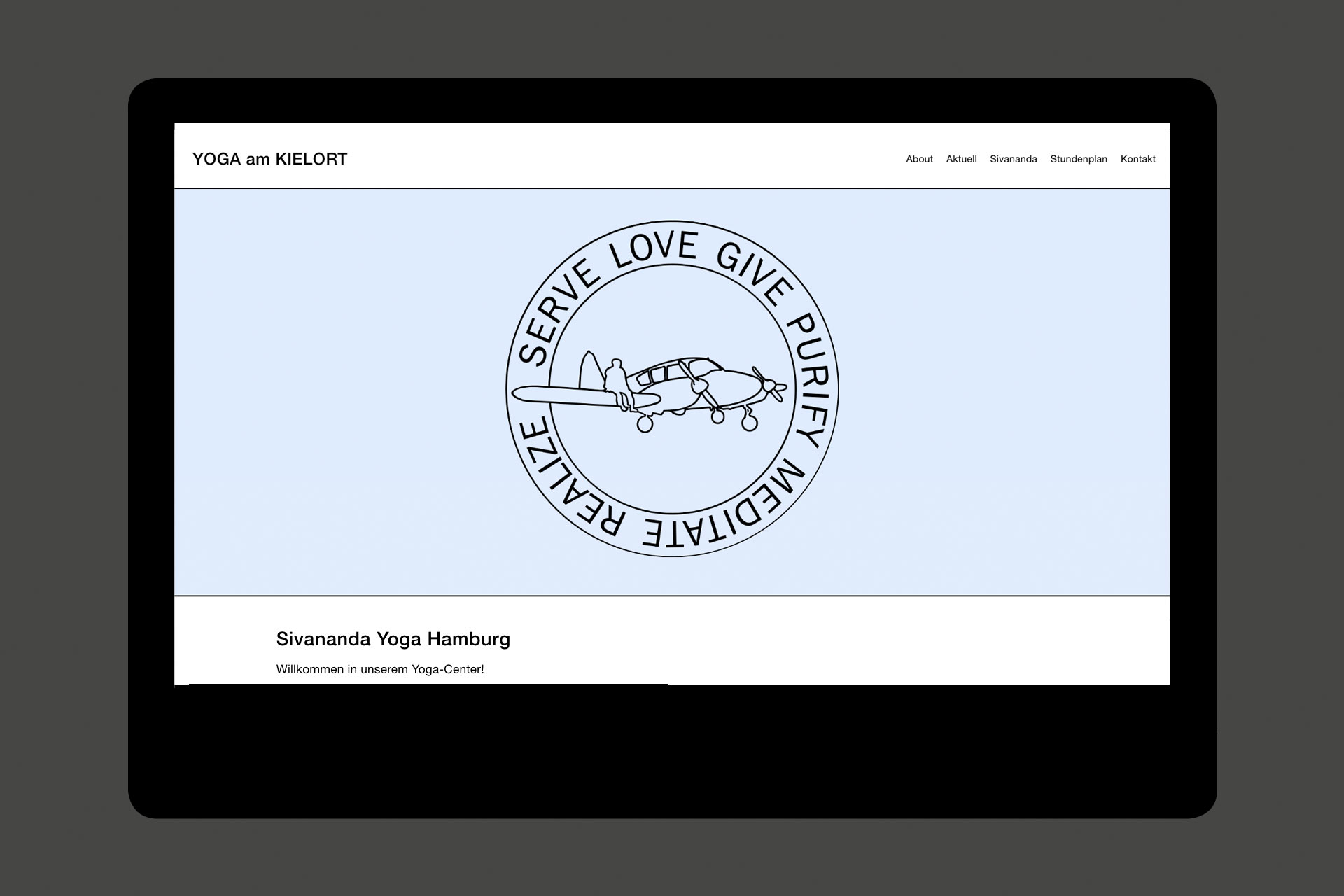 Startseite der Website Transit Exil Immigration. Auf bewegtem Himmel schweben die Namen der Interviewpartner:innen