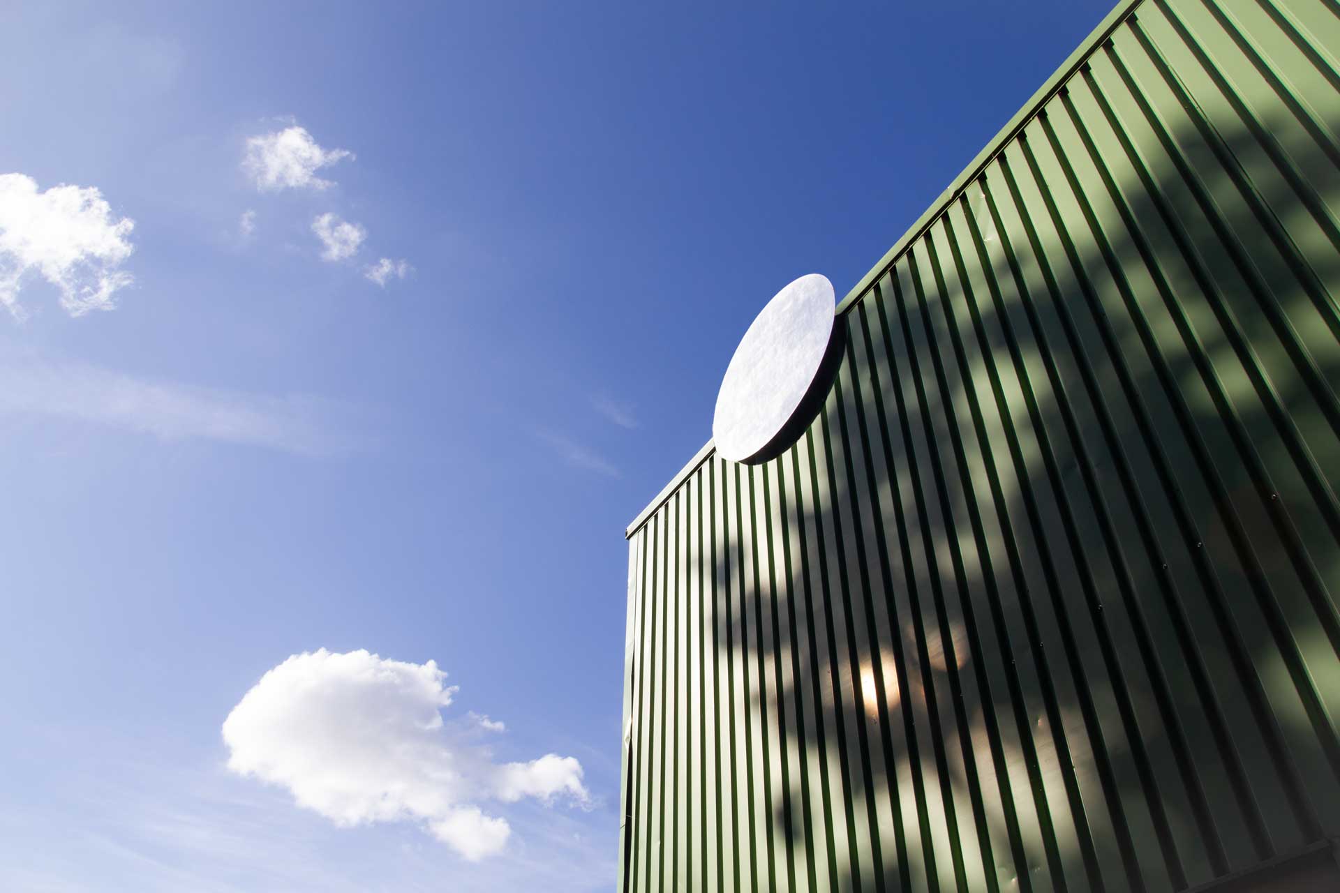 Cover der Image-Broschüre für Stiftung die Soziale Allianz mit Personalpronomen in farbig-transparenten Überlagerungen. 
